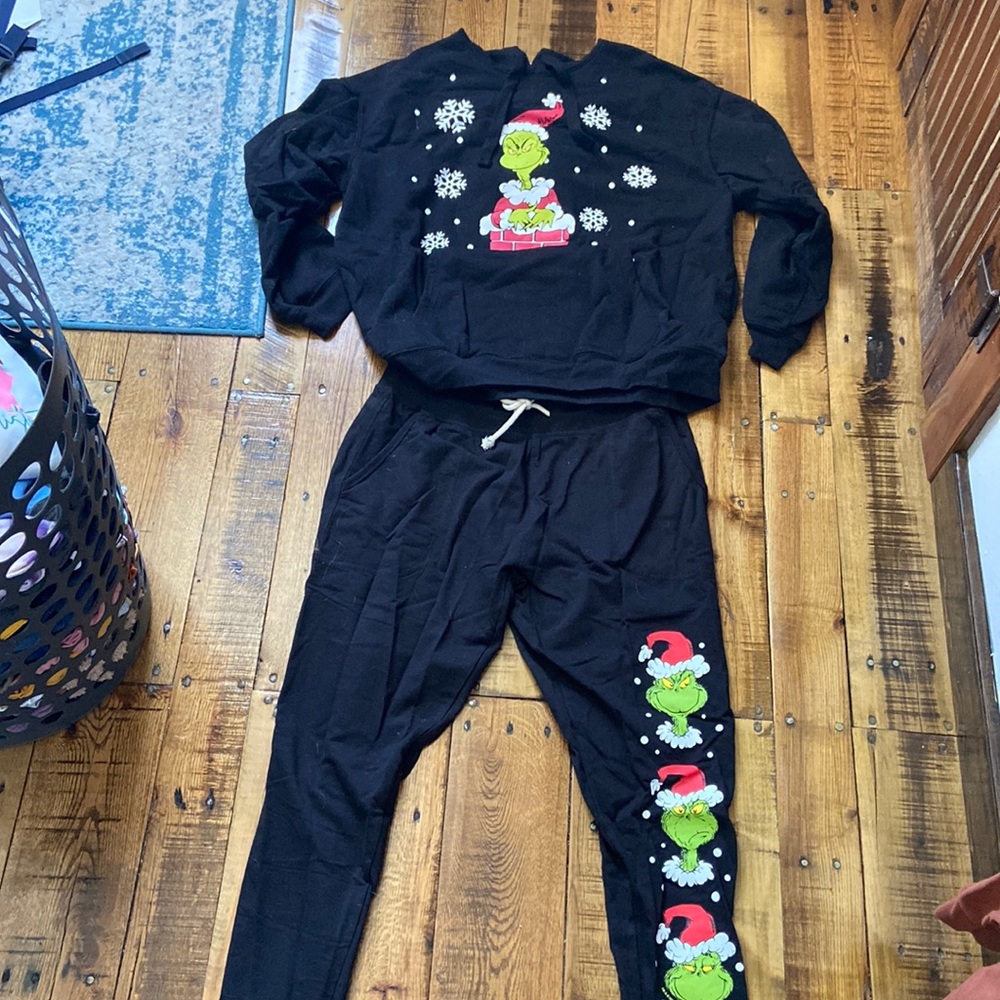 Sweatshirt size XXXL, sweatpants size medium